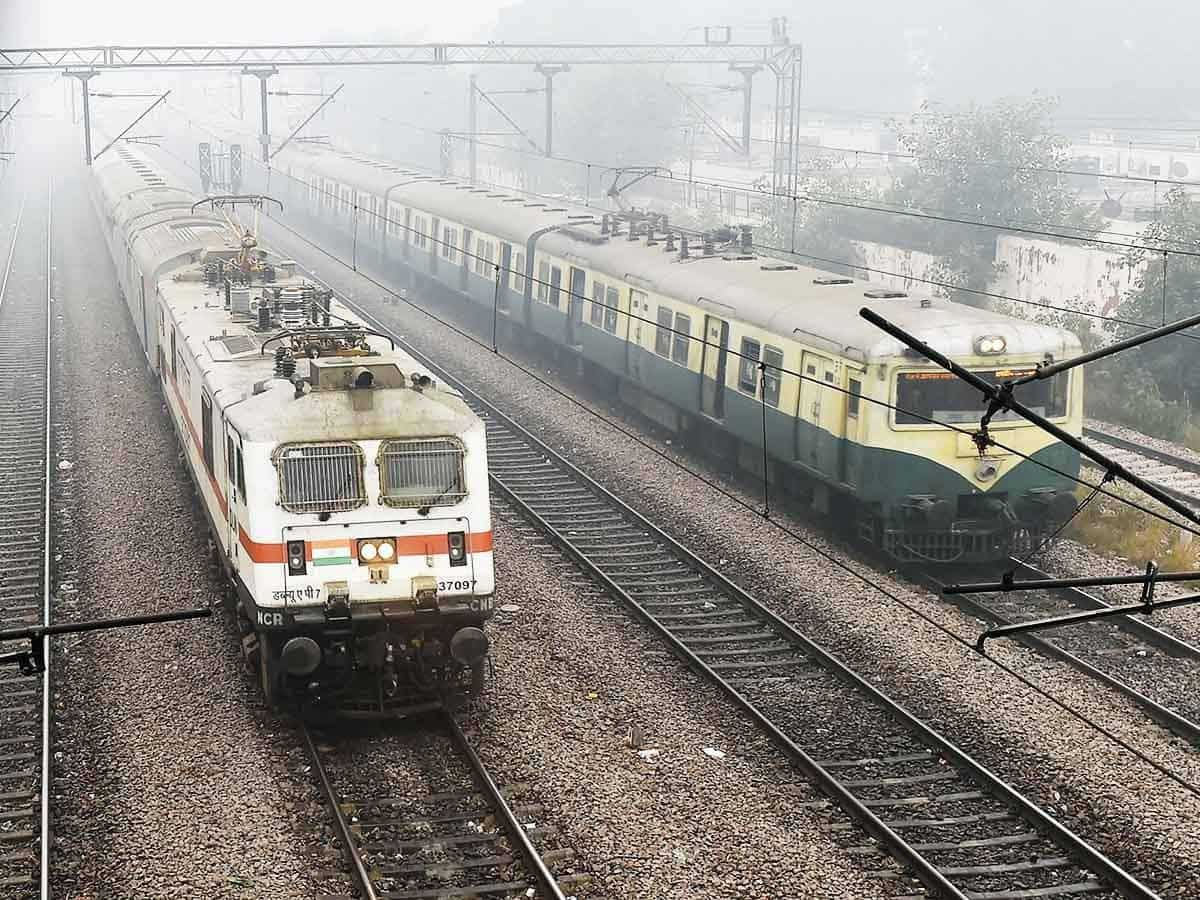 Train Cancellation, Route Divert: पटरियों में पानी भरने के कारण कई ट्रेनें रद्द, इन गाड़ियों के रूट्स डायवर्ट