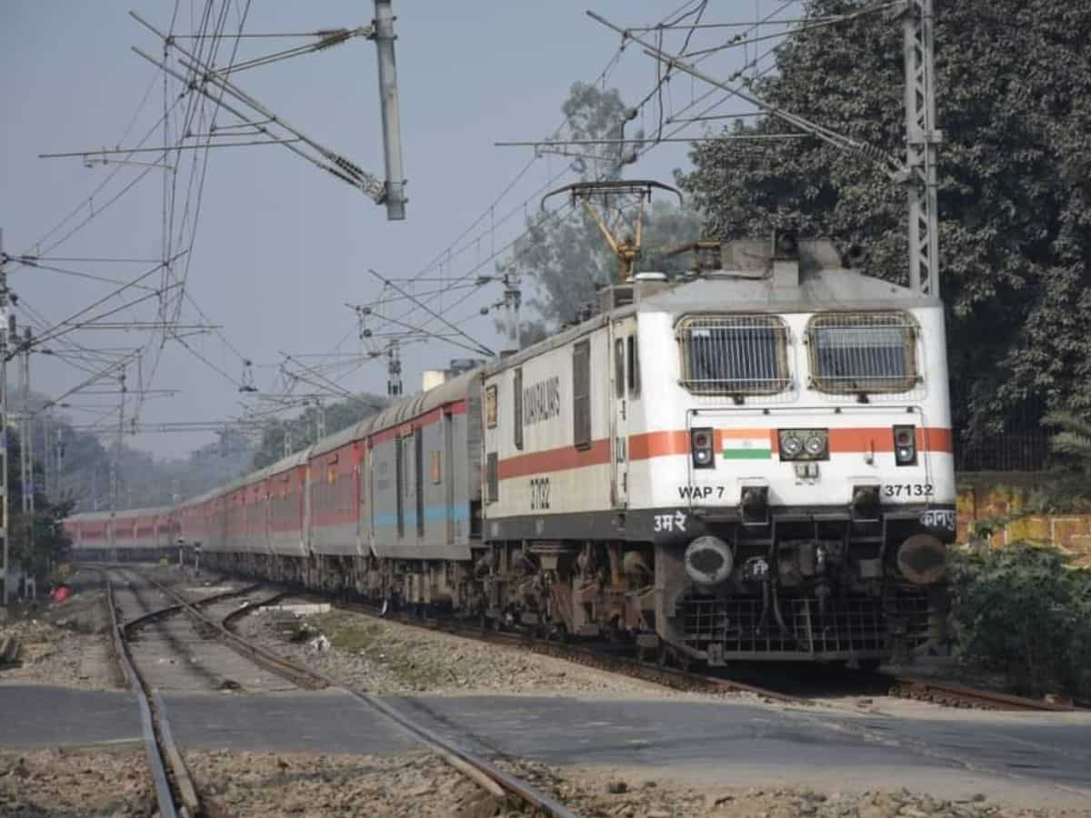 Train Cancelled List: बारिश और बाढ़ की आफत से पैसेंजर्स की बढ़ीं मुश्किलें, अगले 2 दिन कैंसिल रहेंगी ये ट्रेनें