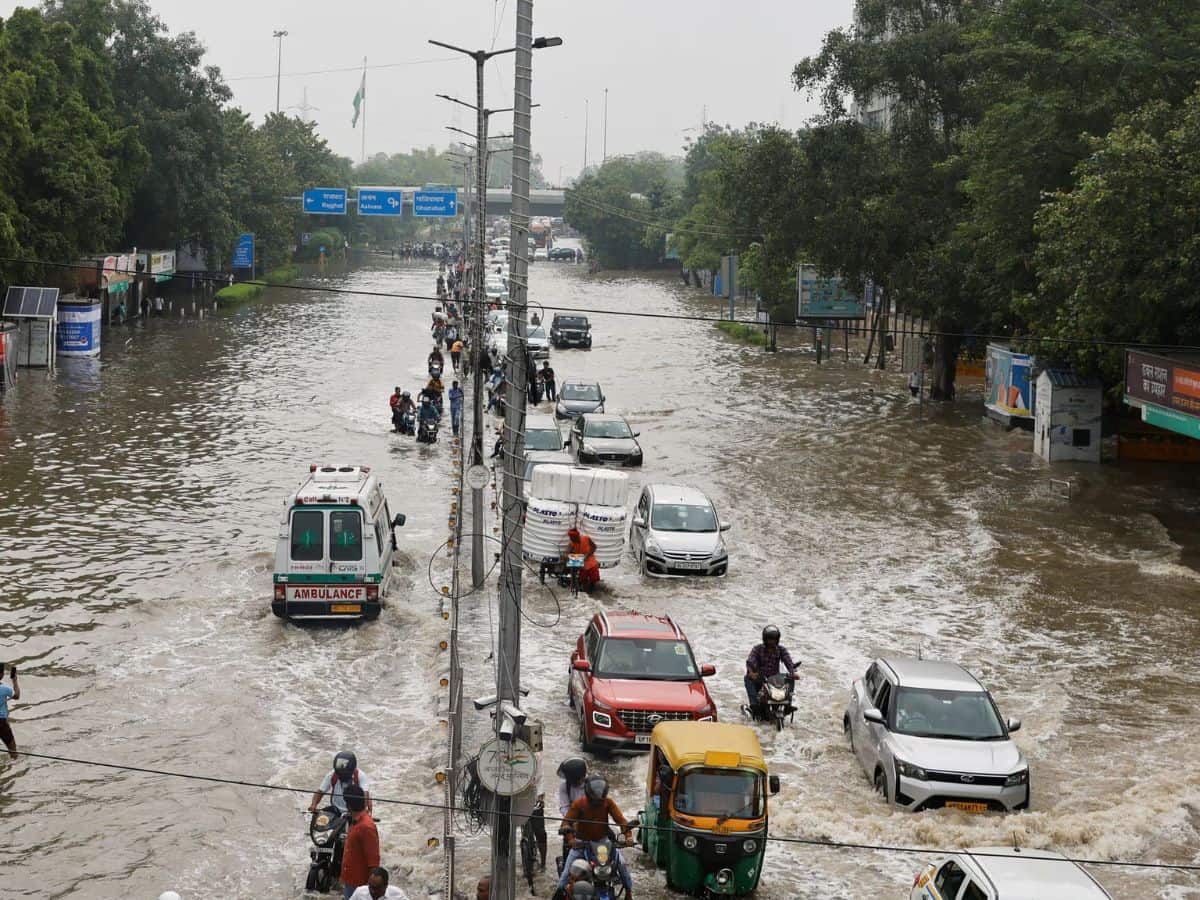 Delhi Flood Updates: दिल्ली में घटने लगा जलस्तर, अभी भी खतरे के निशाने से ऊपर बह रही है यमुना