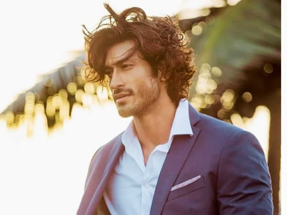 मेट्रो में सफर करते दिखे Action Star Vidyut Jammwal, अब तेजी से वायरल हो रही तस्‍वीर