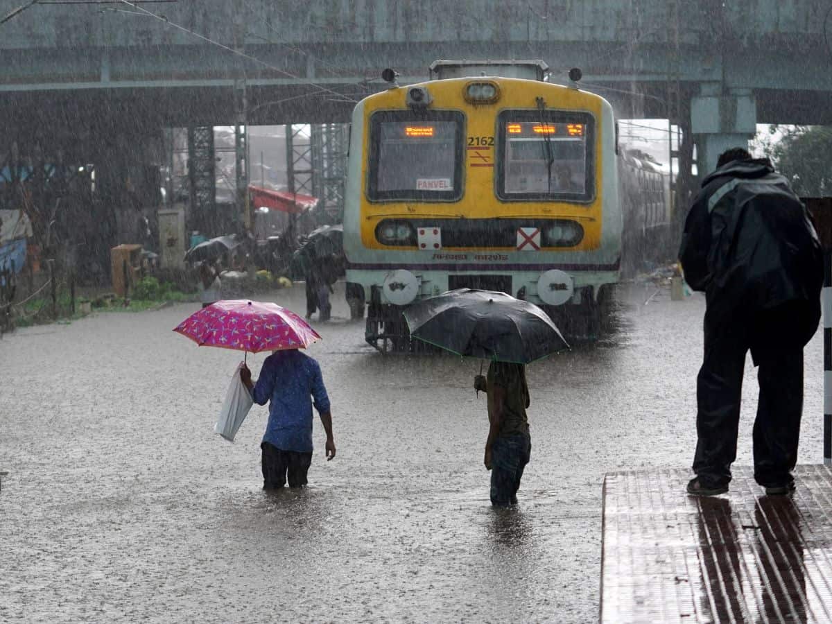 Mumbai Rain Update: भारी बारिश से पटरियों पर भरा पानी, कई रूट्स पर रोकी गई लोकल ट्रेन सेवा, कैंसिल हैं कई सारी ट्रेनें