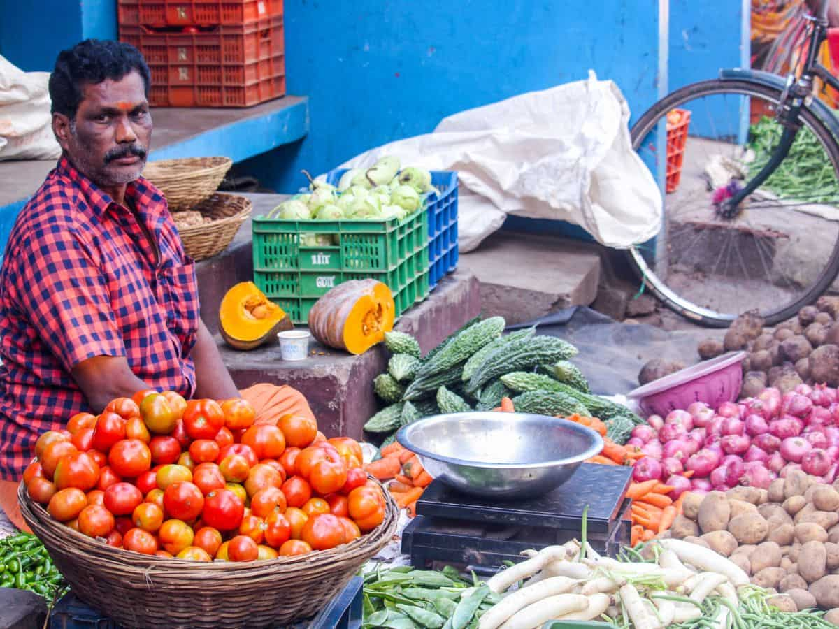 आम आदमी की थाली का बिगड़ा स्वाद, बाढ़ और बारिश से सब्जियों की कीमतों में लगी आग, 40 फीसदी तक बढ़ गए दाम