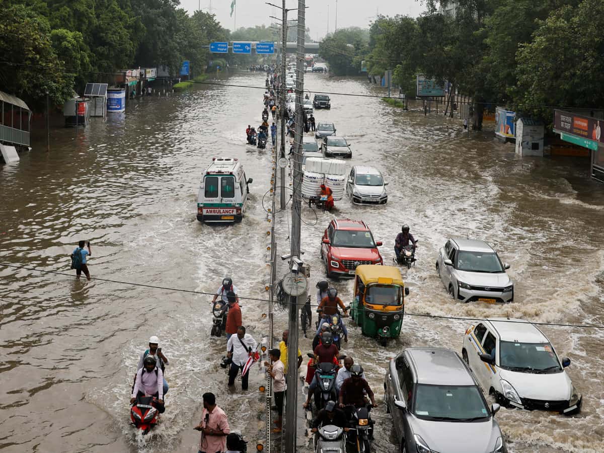 दिल्ली पर फिर मंडरा रहा है बाढ़ का खतरा, खतरे के निशान के पार पहुंचा यमुना का जलस्तर