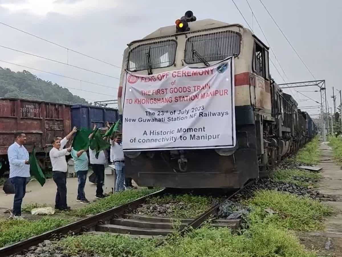 मणिपुर हिंसा के बीच राहत देने में जुटी रेलवे, जरूरी सामान लेकर गुवाहाटी से निकली पहली मालगाड़ी