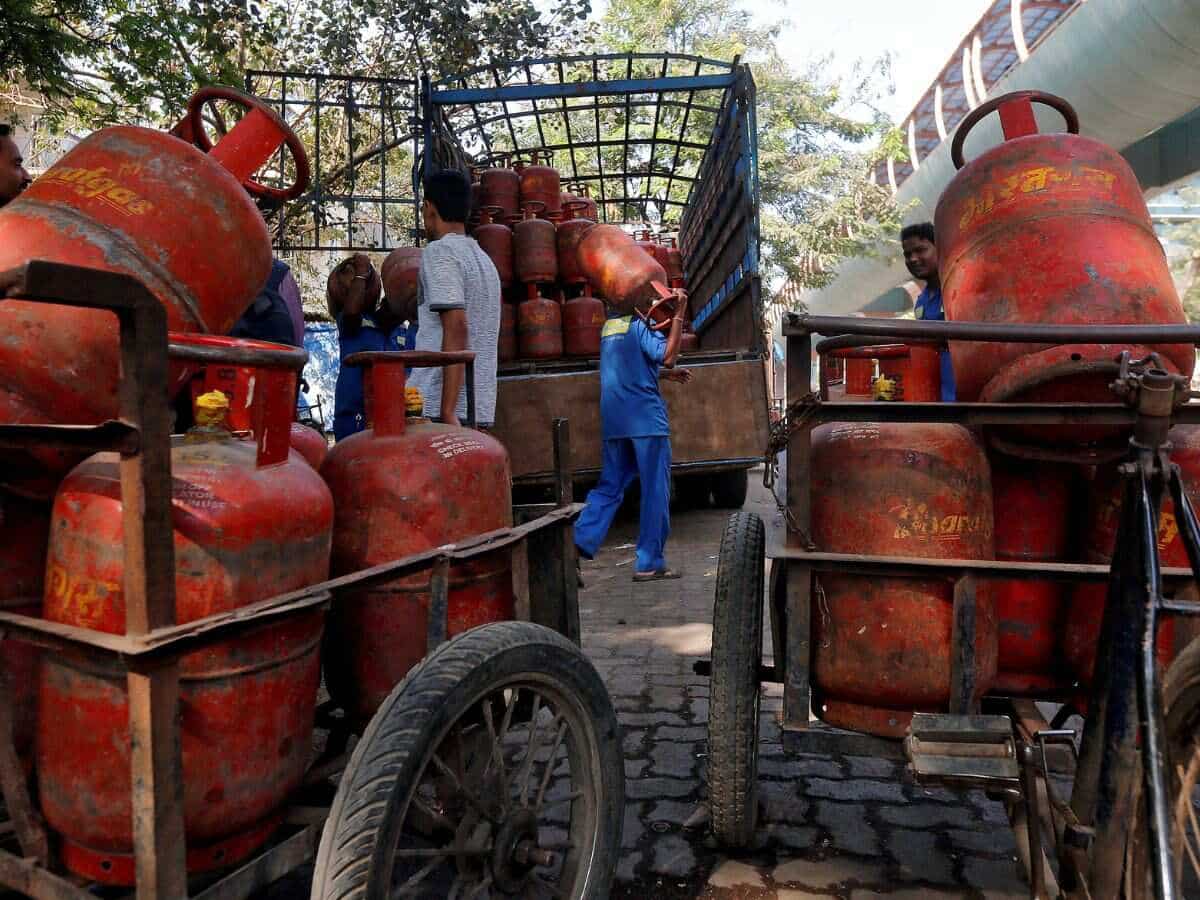 LPG Gas Price: 1 अगस्त की सुबह-सुबह मिली बड़ी खुशखबरी, सस्ता हुआ गैस सिलेंडर, चेक करें आपके शहर के नए रेट