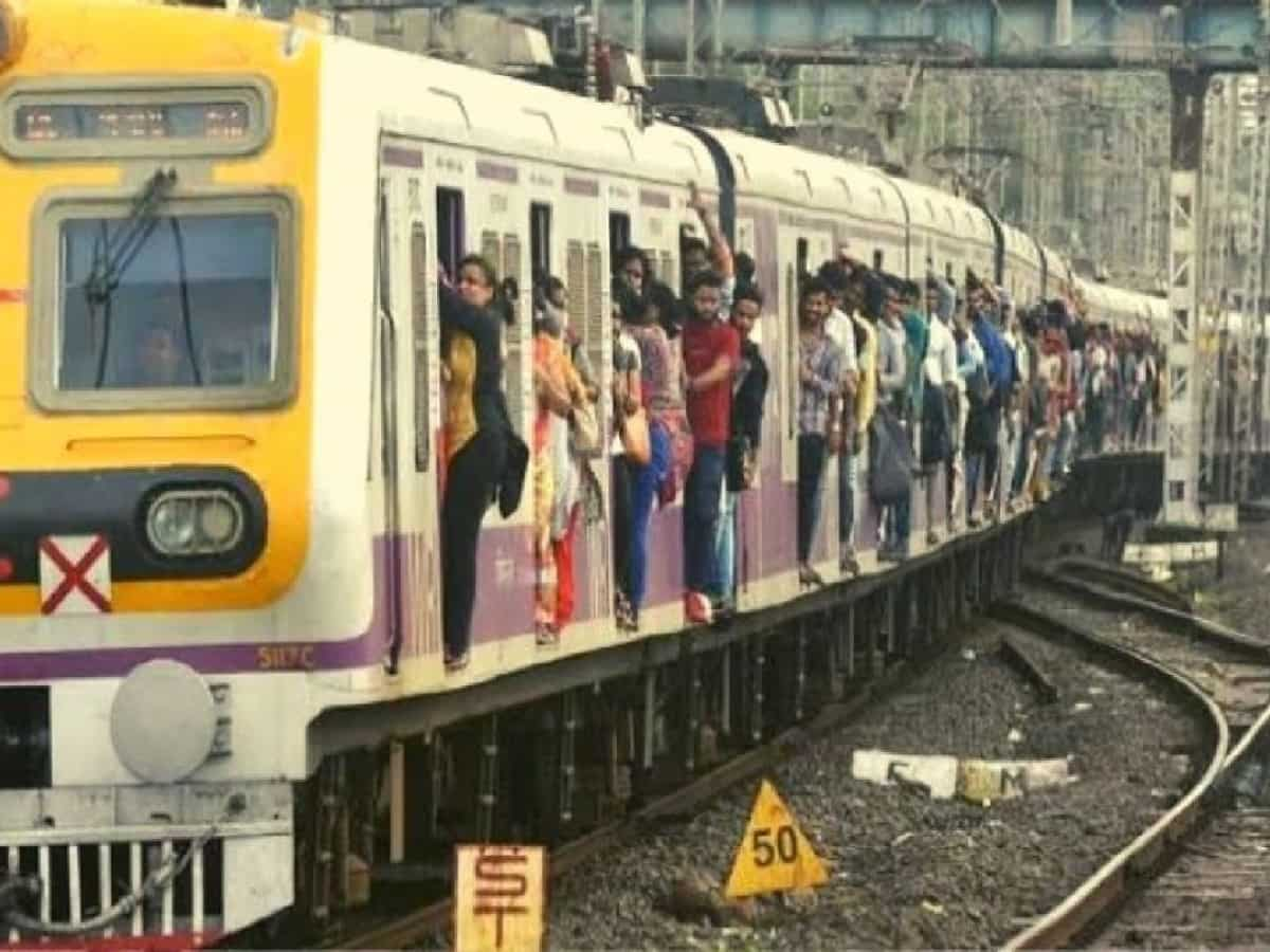 Mumbai Local Train Service: मुंबईकरों के लिए जरूरी खबर, तकनीकी समस्या के कारण आज कई ट्रेनें चलेंगी बगैर AC