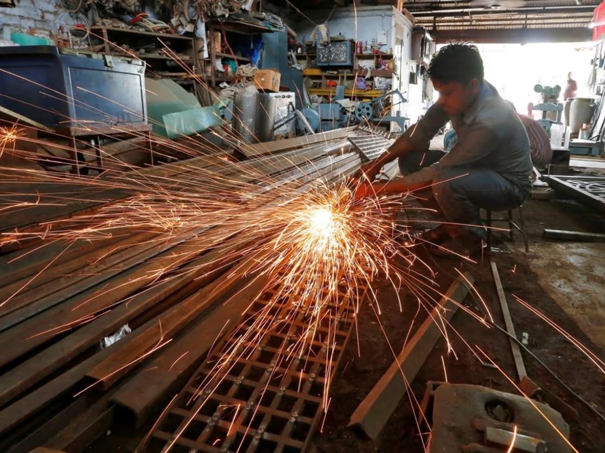 Manufacturing PMI: मैन्युफैक्चरिंग सेक्टर की धीमी हुई गति, लगातार दूसरे महीने कम रही आउटपुट ग्रोथ