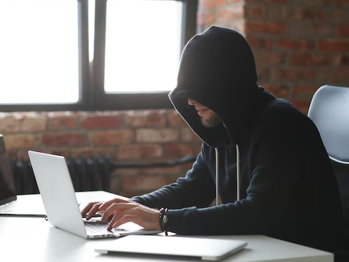 महिला को हर महीने बिना कुछ किए मिलती रही लाखों की सैलरी, कई साल तक पति ऐसे लगाता रहा कंपनी को चूना