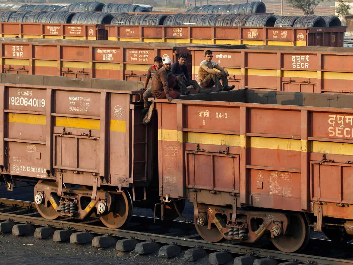 रेलवे ने माल ढुलाई के मामले में बनाया नया रिकॉर्ड, पिछले साल के मुकाबले कमाई 3 फीसदी बढ़ी
