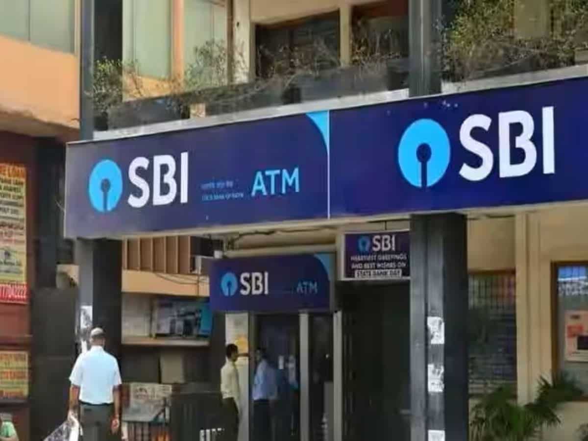 SBI ग्राहक ध्यान दें! बिना इंश्योरेंस लिये सेविंग्स अकाउंट से कट गए पैसे? बैंक ने बताया क्या मामला है