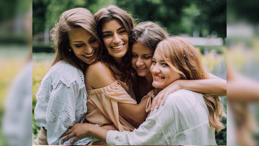 International Friendship Day 2023: कुछ अलग करके दोस्‍त इमोशनल करने का है इरादा, तो ये Unique Ideas आएंगे काम