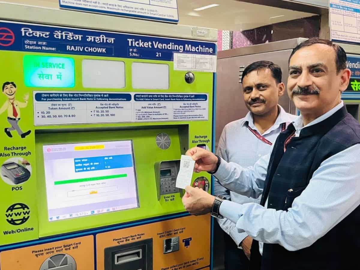 दिल्ली मेट्रो में सफर करने वाले लाखों लोगों के लिए खुशखबरी, अब लाइन में लगे बिना UPI से भी मिलेगा टिकट