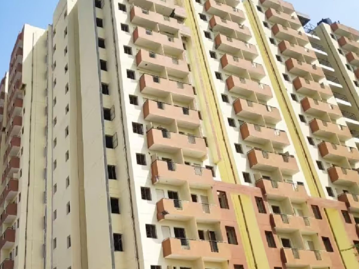 जेवर एयरपोर्ट के पास घर खरीदने का शानदार मौका, सिर्फ 43 लाख रुपये में मिल रहा है 2BHK फ्लैट