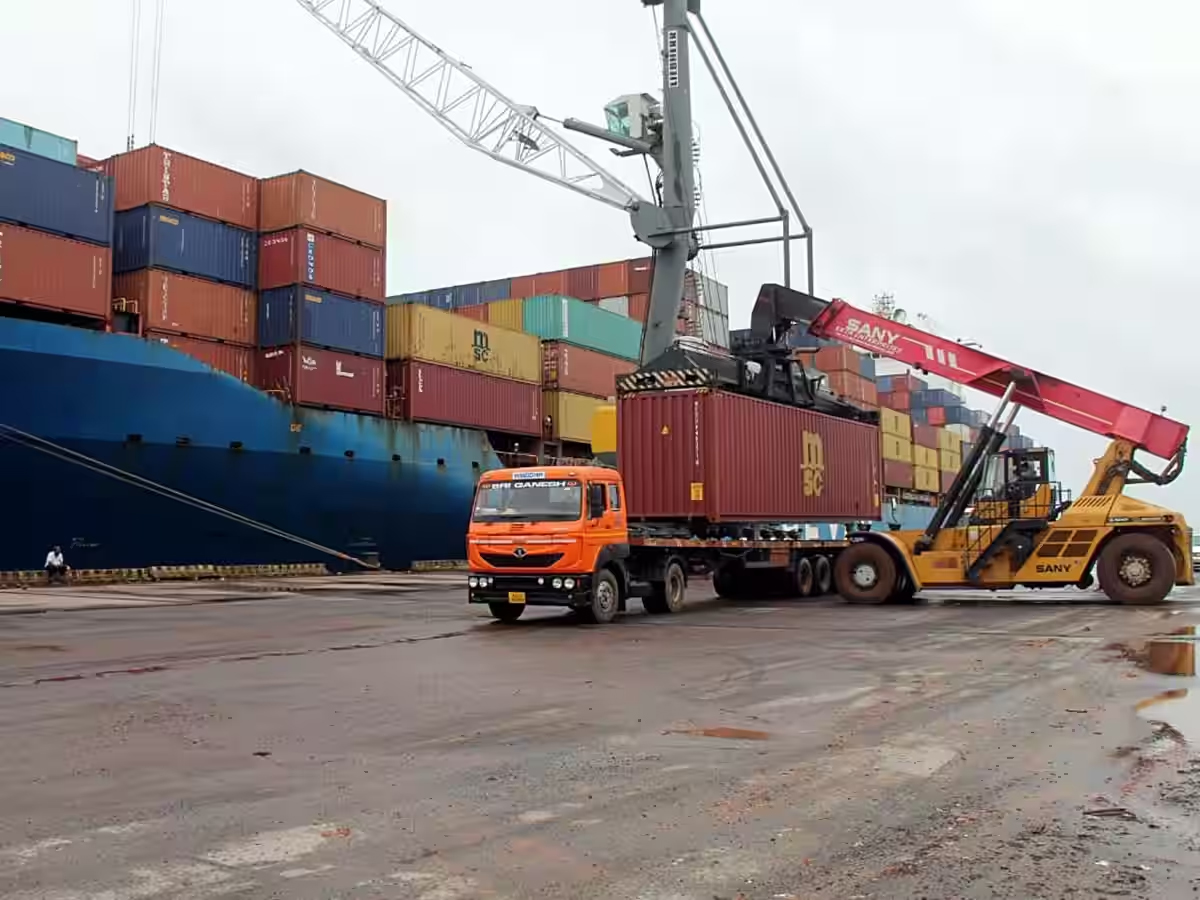 चीन से होने वाली डंपिंग से लड़ने के लिए भारत को चाहिए क्रिएटिविटी, बॉलीवुड स्क्रिप्टराइटर्स से सीख सकते हैं कुछ पैंतरे