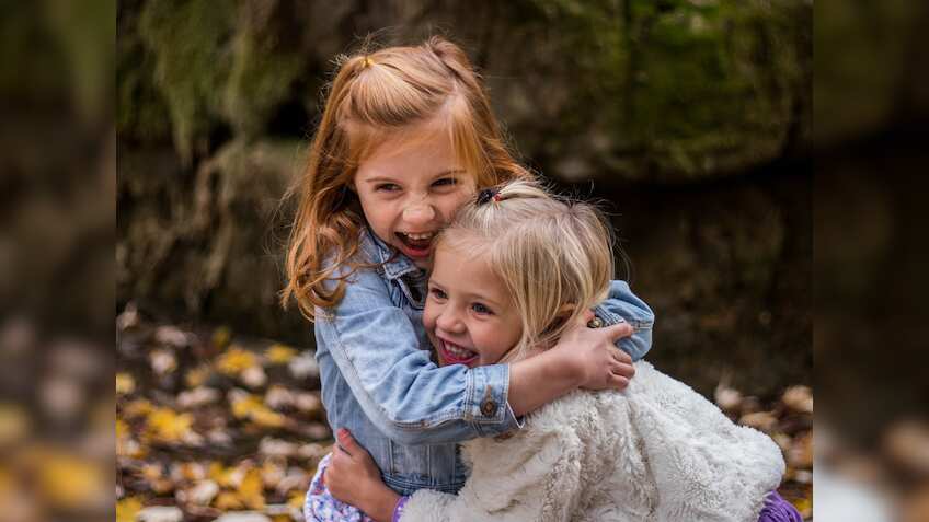 National Sister Day 2023: सिस्टर्स डे पर अपनी बहन को भेजें ये खास संदेश, जानें इस दिन का इतिहास और महत्व