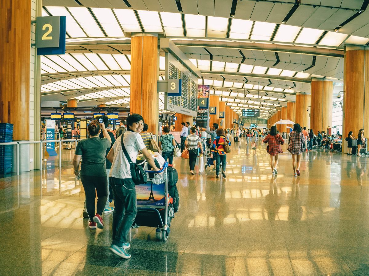 आम आदमी को मिलेगी महंगे फ्लाइट टिकट से बड़ी राहत, संसदीय समिति ने बताया कीमत करने का अनोखा फार्मूला