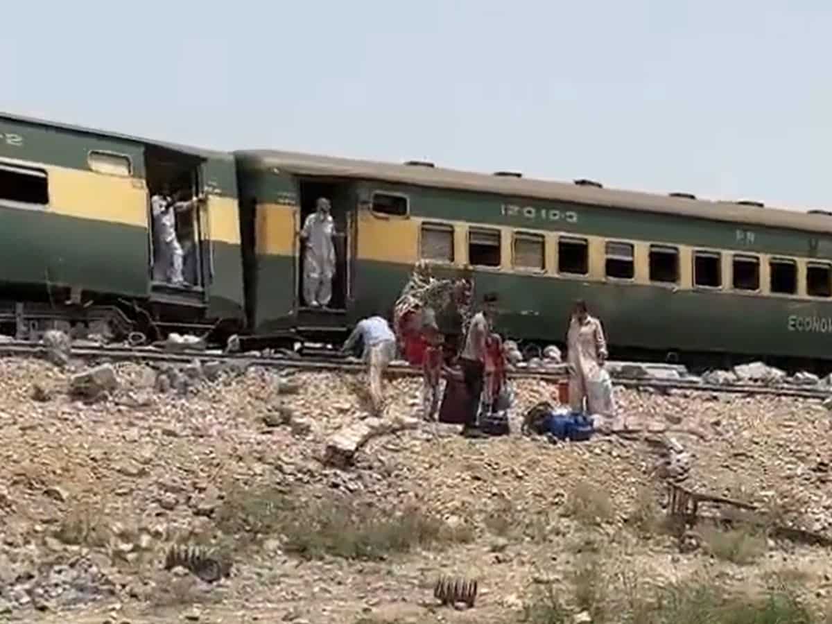 पाकिस्तान के नवाबशाह में बड़ा रेल हादसा, 10 बोगियां पटरी से उतरीं, अब तक 15 की मौत, 50 घायल
