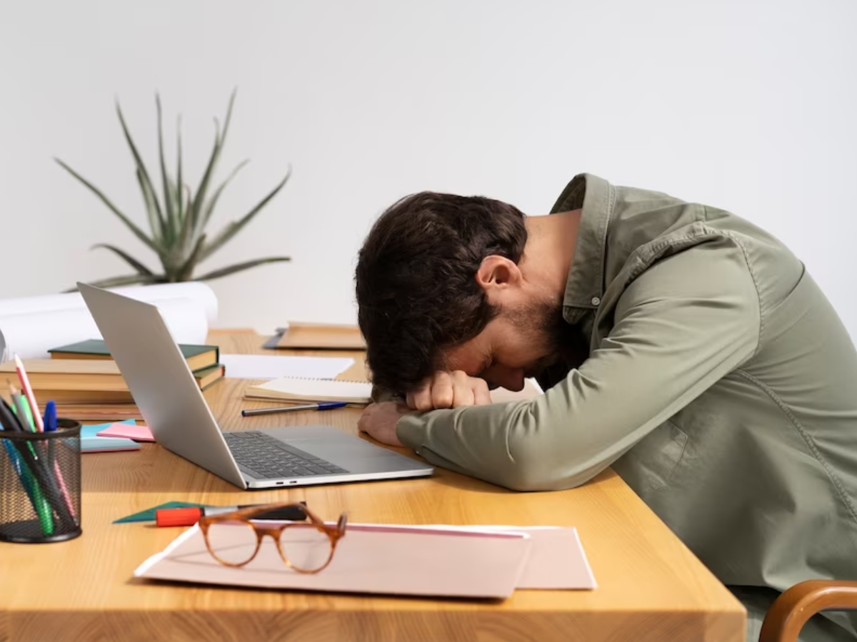 National Lazy Day 2023: ऑफिस में काम के दौरान आता है आलस तो ये 5 मिनट की ये एक्सरसाइज आएगी बहुत काम