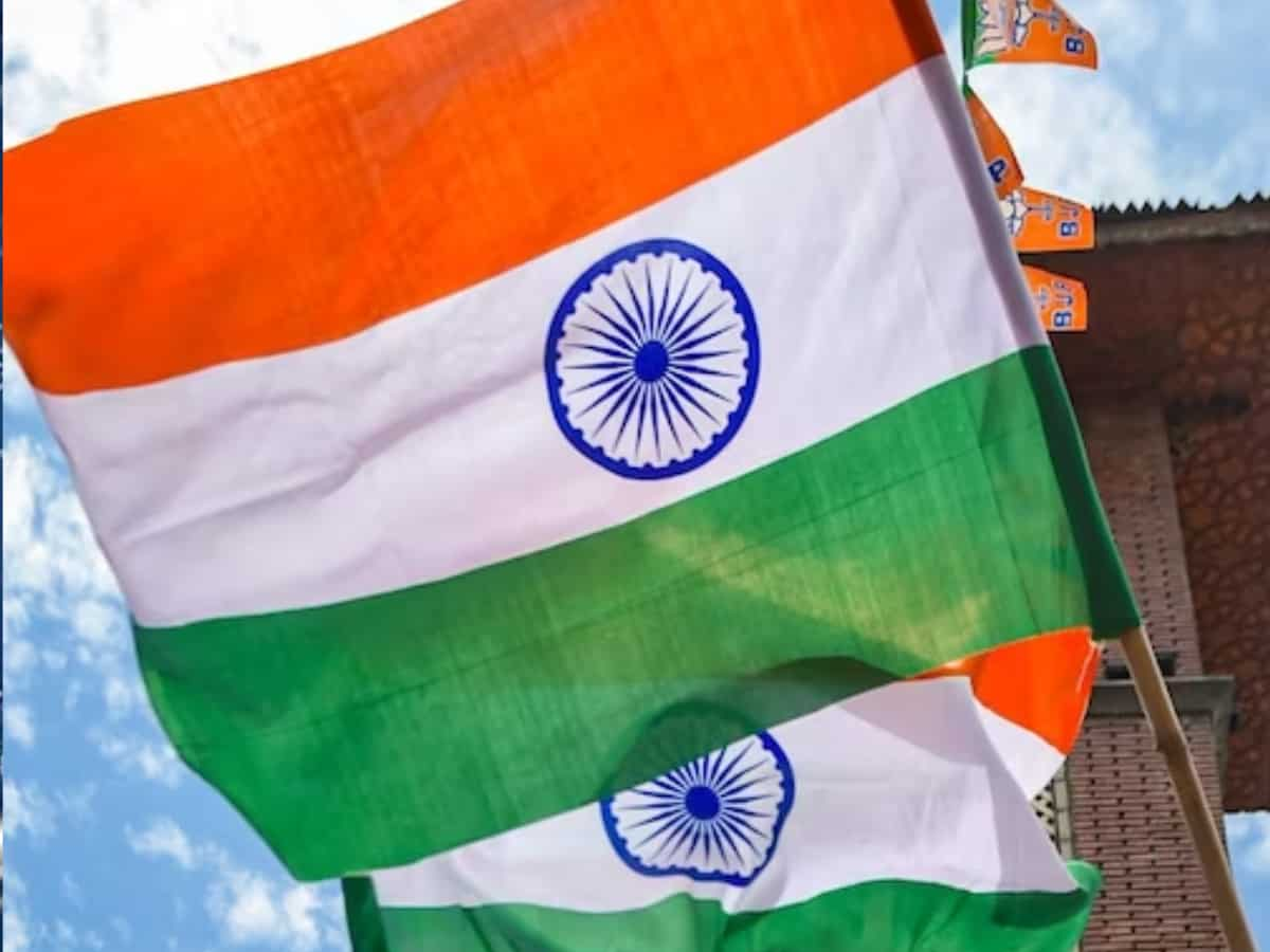 Independence Day 2023: 25 रुपए में आपके घर पर तिरंगा पहुंचाएगा India Post, ऐसे करें ऑर्डर