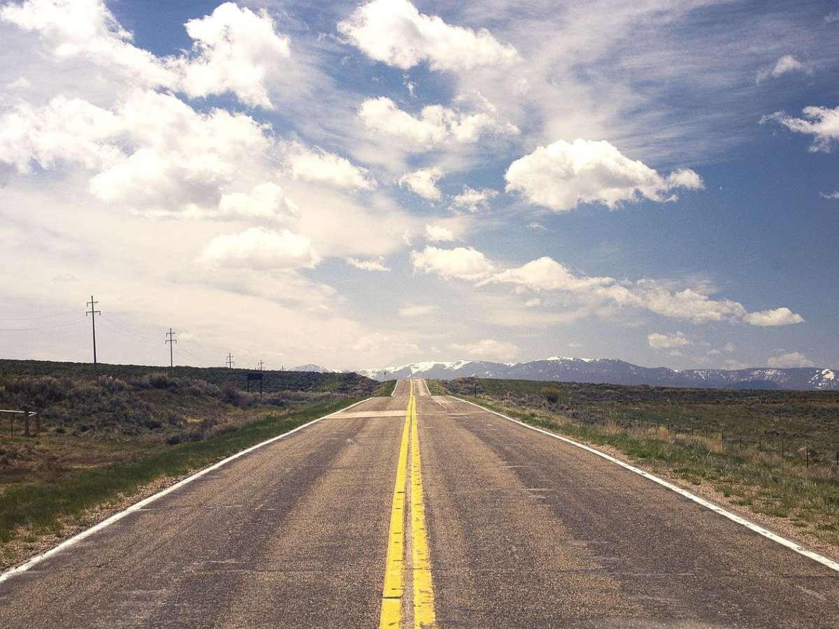 Road Safety Rules: सड़क पर बनी सफेद और पीली लाइन का मतलब जानते हैं आप ? जानें सड़क पर बनने वाली सभी लाइन का मतलब