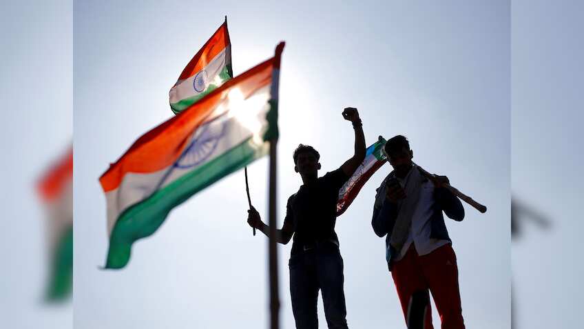 Har Ghar Tiranga: स्वतंत्रता दिवस पर घर पर ही फहरा रहे हैं तिरंगा, भूलकर भी न करें ये गलतियां