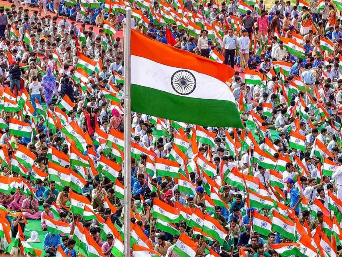 77th Independence Day: फहराने के बाद राष्ट्रध्वज का क्या करें? जानिए Flag को फोल्ड और उतारने के नियम