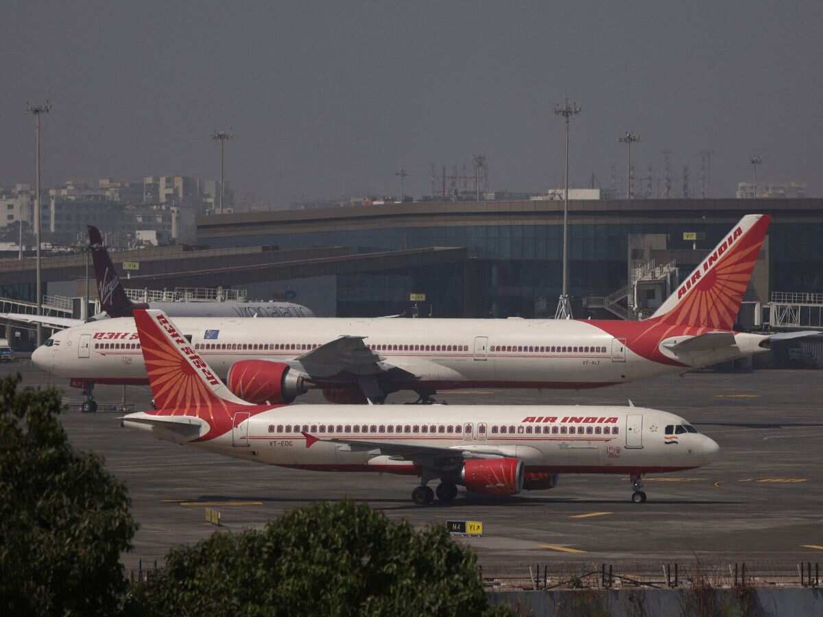 ट्रैक्टर से खींचकर रनवे से उतारा गया Air India का विमान, उड़ान के पहले लॉक हो गए थे टायर