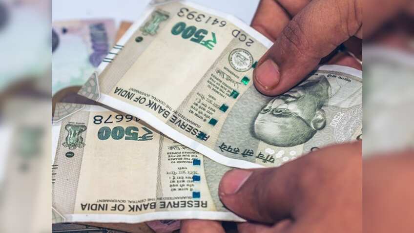 10 महीने के निचले स्तर पर पहुंचा रुपया, Share Market पर बना बिकवाली का दबाव