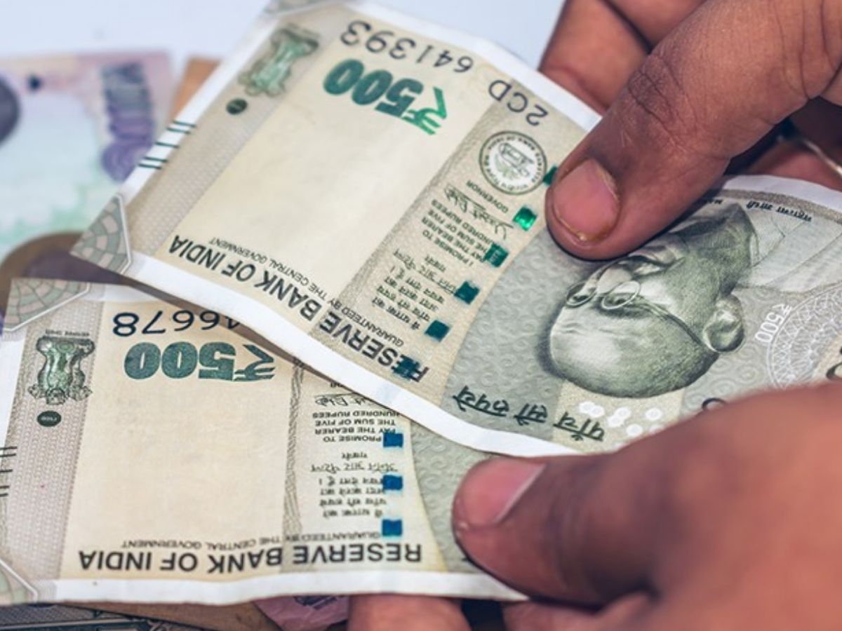 10 महीने के निचले स्तर पर पहुंचा रुपया, Share Market पर बना बिकवाली का दबाव