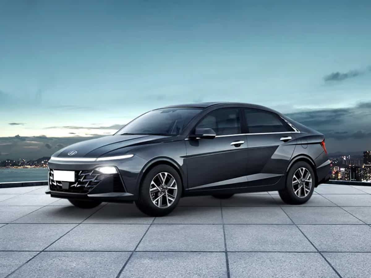 Hyundai ने ग्राहकों को दे दिया बड़ा झटका! अब ये मॉडल खरीदना हो गया महंगा, जानें कितने बढ़े दाम