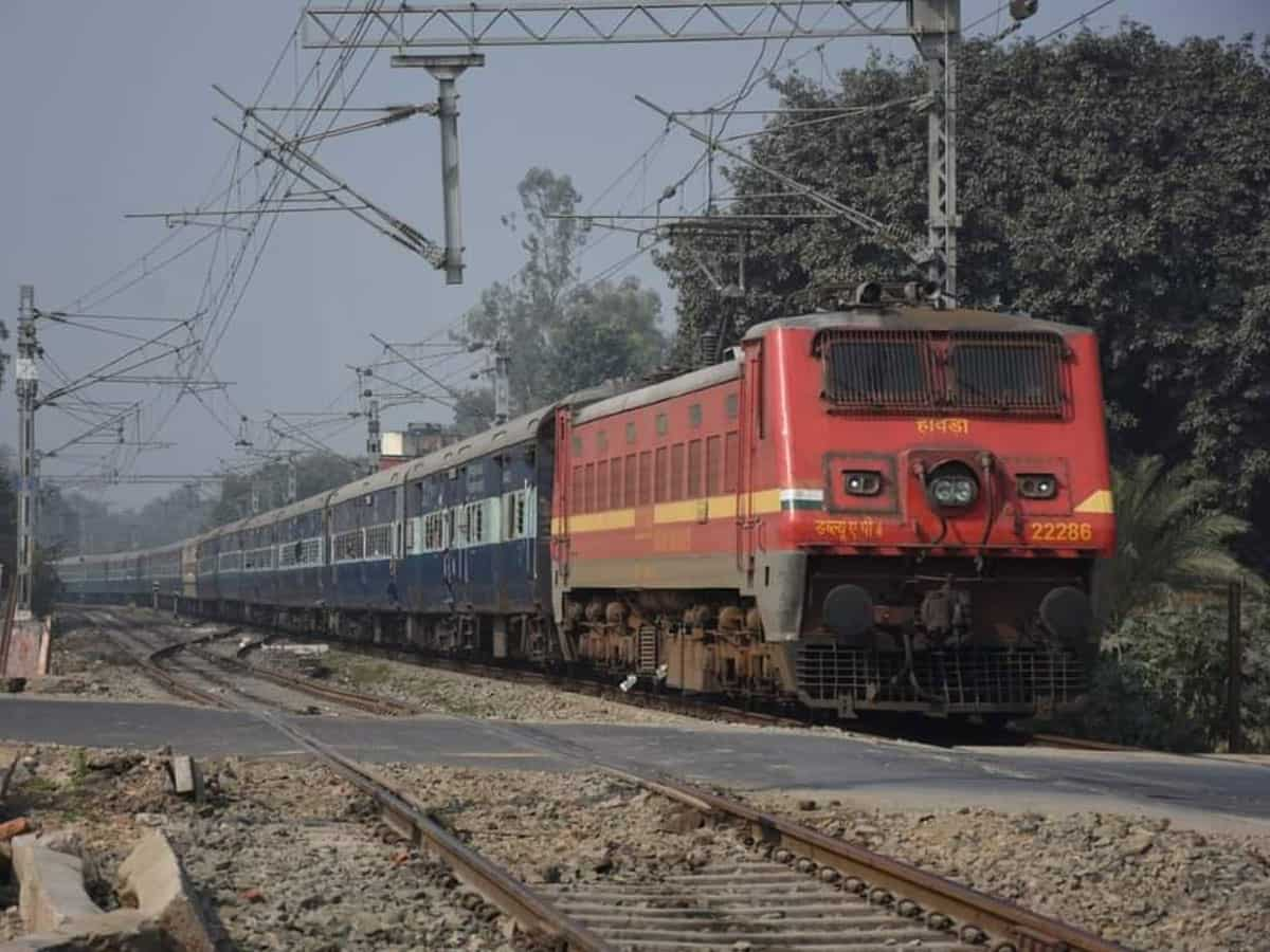 Train Cancellation: यात्रीगण ध्यान दें! रविवार को मुंबई से चलने वाली आधा दर्जन ट्रेनें रद्द, चेक करें लिस्ट