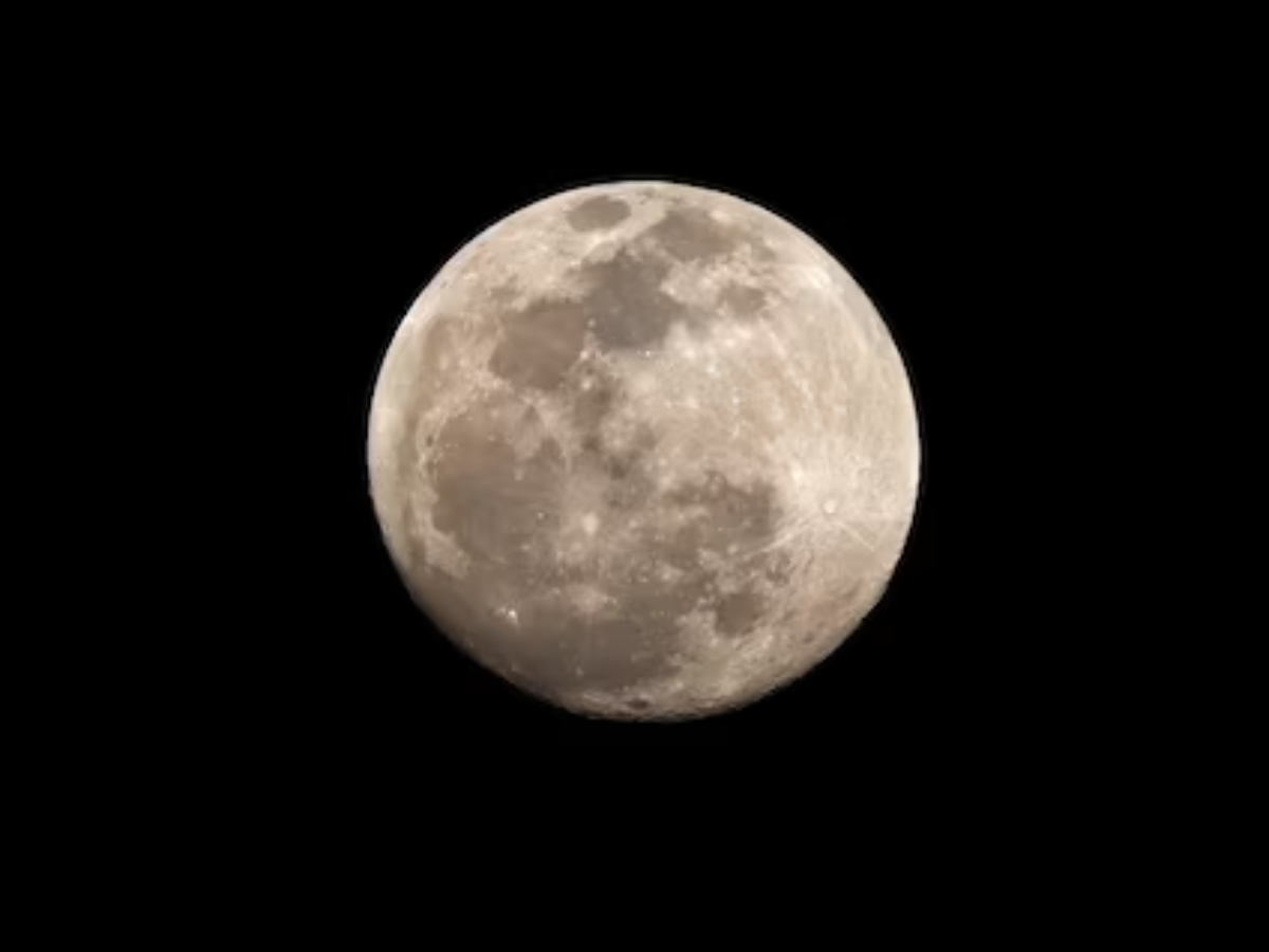 इन भारतीयों ने चांद पर खरीदी है जमीन, आखिर कौन है चांद की जमीन का मालिक और कहां होती है इसकी रजिस्ट्री?