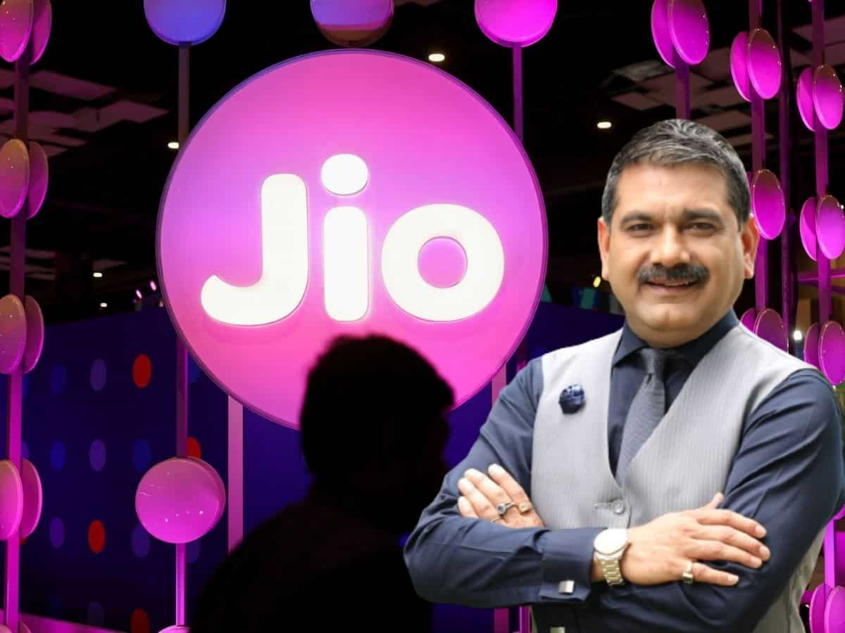 Jio Financial Listing: शेयर पर BSE पर 265 रुपए पर लिस्ट, मार्केट गुरु अनिल सिंघवी ने कहा - लॉन्ग टर्म इन्वेस्टर्स HOLD करें