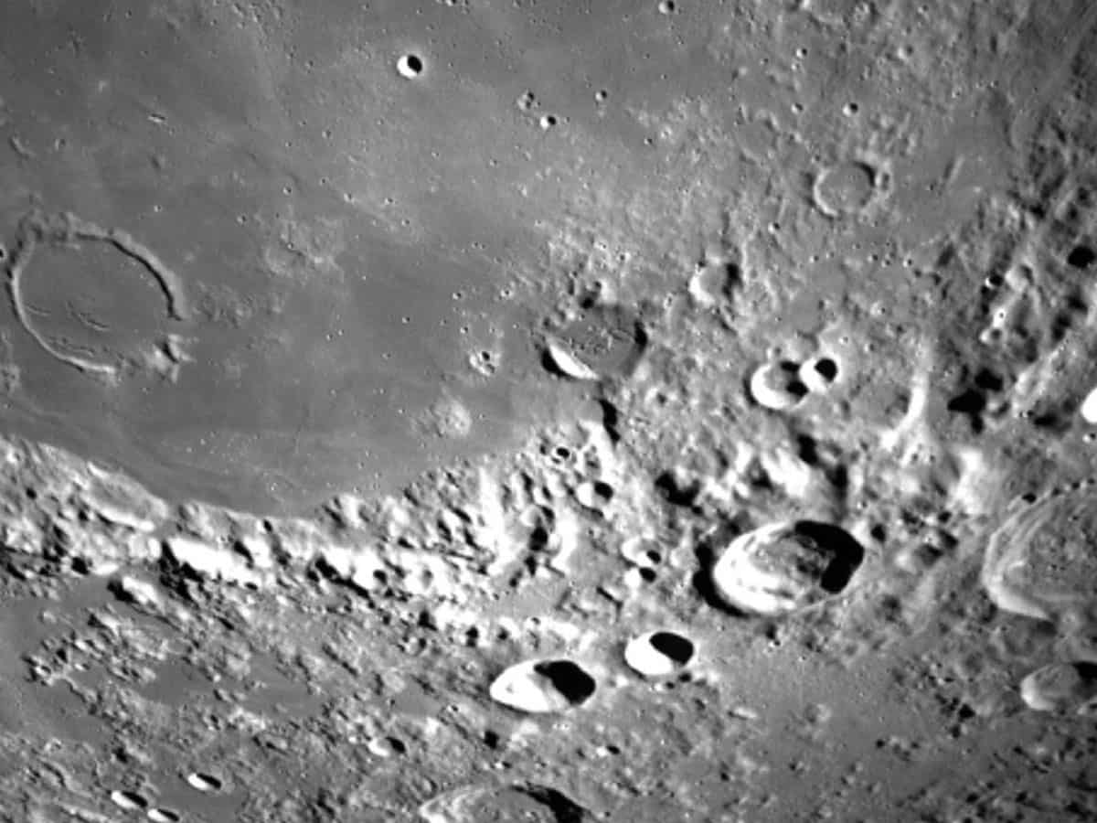 लैंडिंग से पहले ISRO ने भेजी चांद की फोटोज, सतह के बेहद करीब पहुंचा Chandrayaan 3