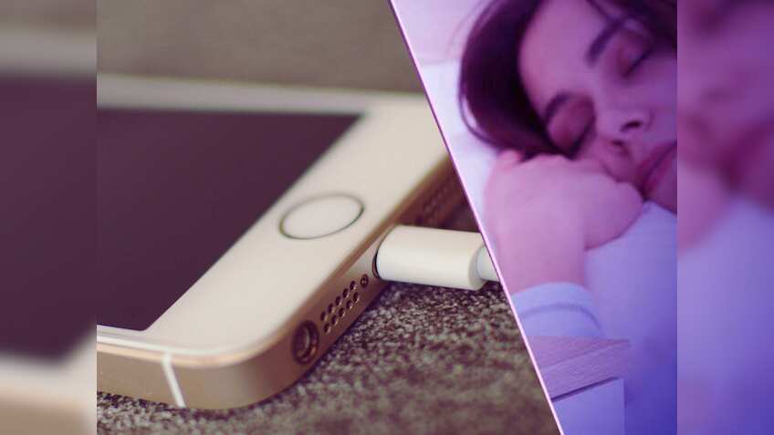 Apple Alert! सोते वक्त iPhone को पास रखकर चार्ज कर रहे हैं? न करें...वरना