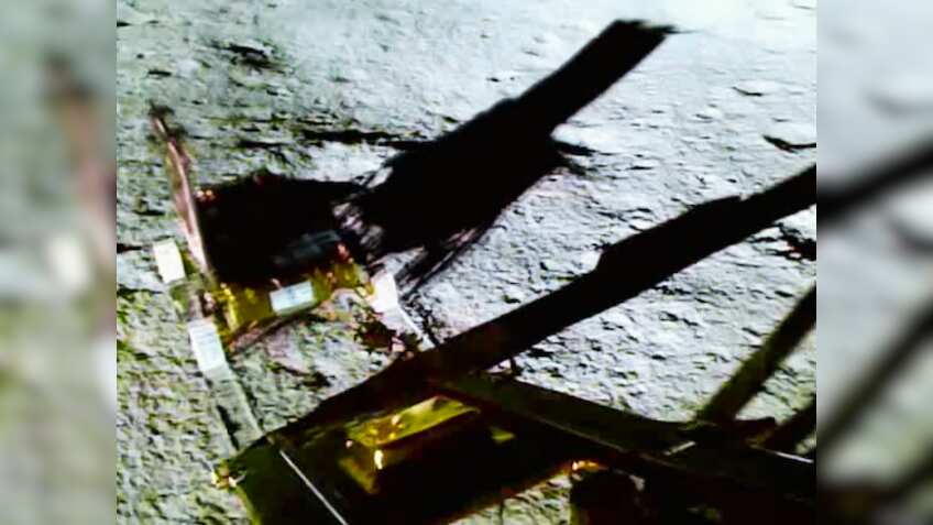 Chandrayaan-3: कैसे लैंडर विक्रम से निकलकर चांद की सैर पर पहुंचा रोवर प्रज्ञान, इसरो ने शेयर किया नया वीडियो