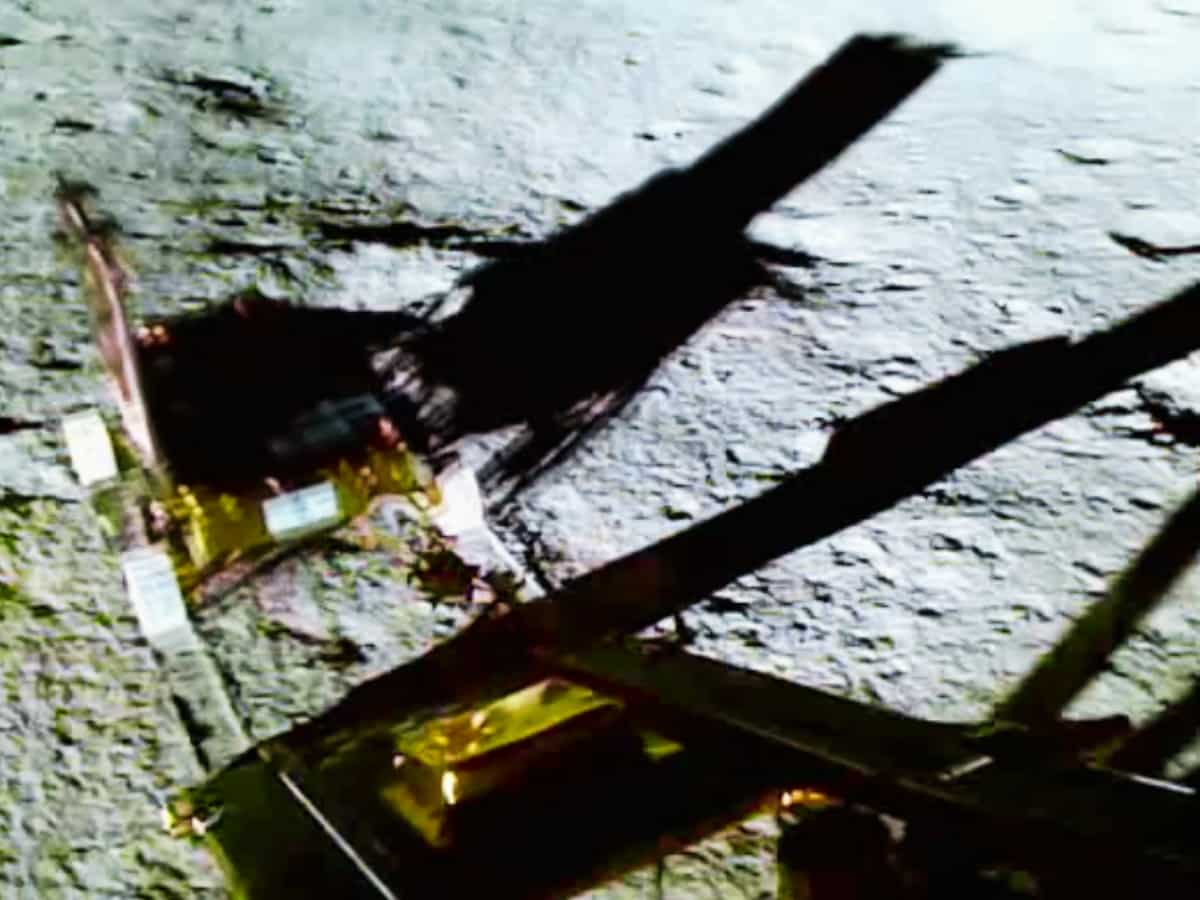 Chandrayaan-3: कैसे लैंडर विक्रम से निकलकर चांद की सैर पर पहुंचा रोवर प्रज्ञान, इसरो ने शेयर किया नया वीडियो