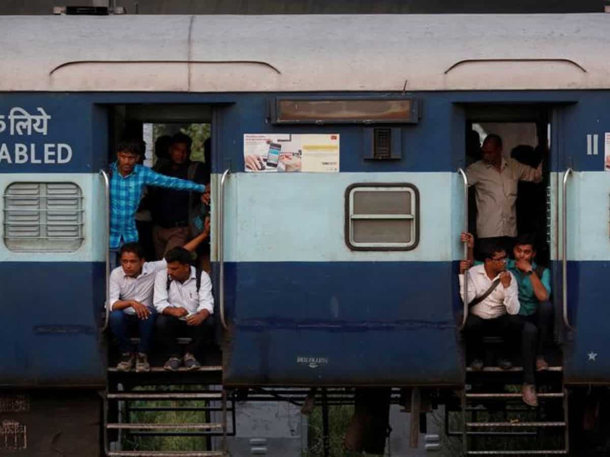 Indian Railways: ट्रेन के सफर में भूलकर भी न करें ये गलती, रेलवे ने 600 से अधिक पैसेंजर्स पर की कड़ी कार्रवाई