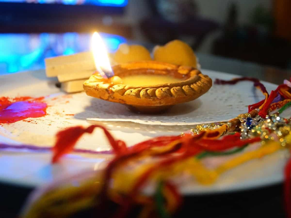 Rakshabandhan 2023 wishes: रक्षाबंधन पर भाई-बहन एक दूसरे को भेजे खास संदेश, एक दूसरे के लिए जताएं प्यार