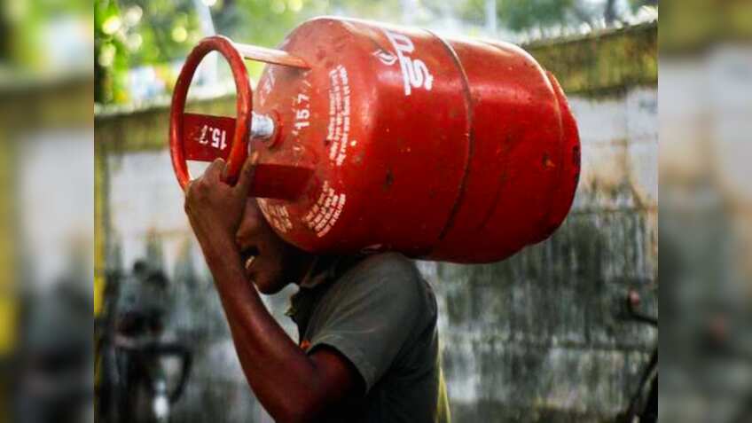 LPG Cylinder Price: आज से 200 रुपए सस्‍ता मिलेगा घरेलू सिलेंडर, नए दाम देशभर में लागू