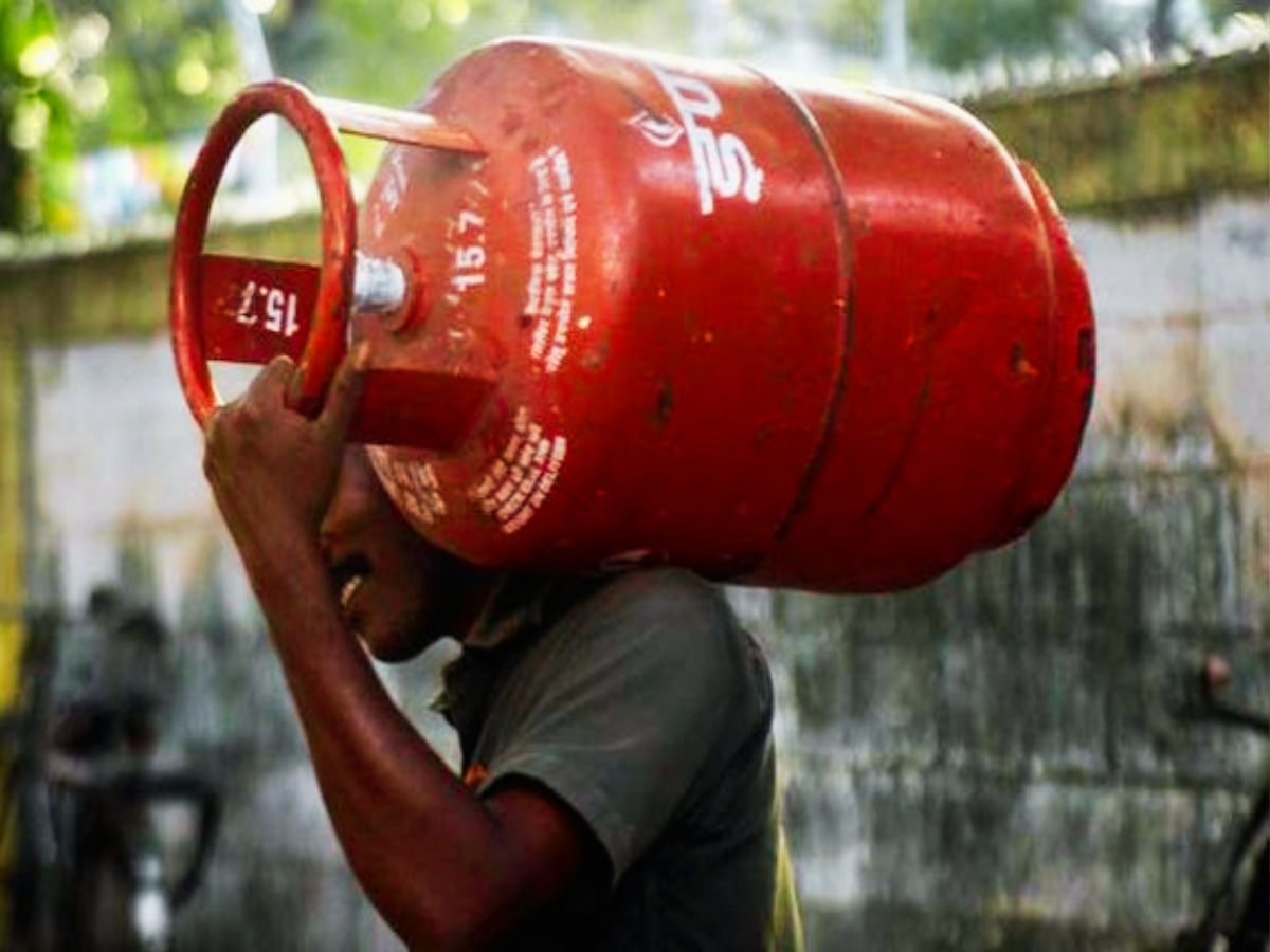 LPG Cylinder Price: आज से 200 रुपए सस्ता मिलेगा घरेलू सिलेंडर, नए दाम देशभर में लागू