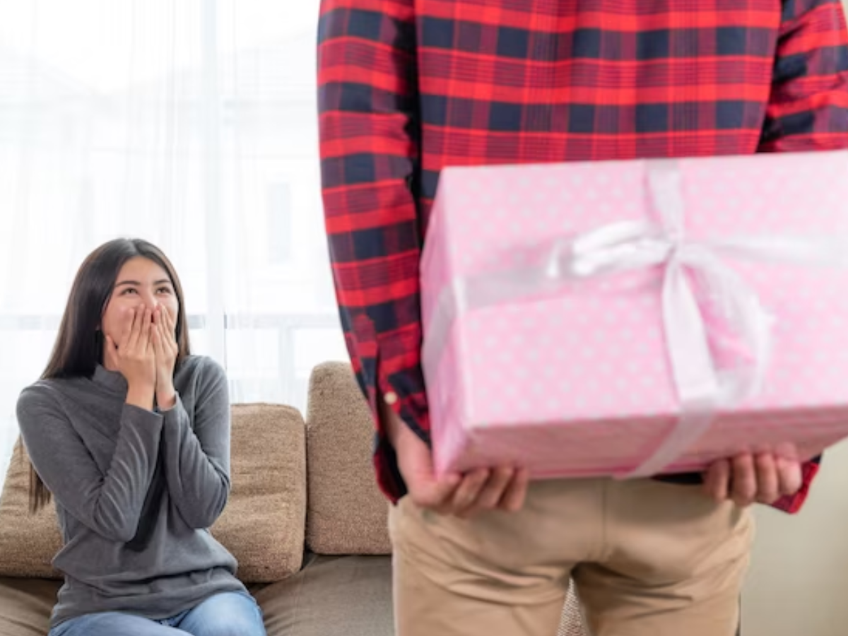 Raksha Bandhan 2023: रक्षा बंधन को बनाना है खास तो बहन को दें ये सरप्राइज, यादगार रहेगा दिन