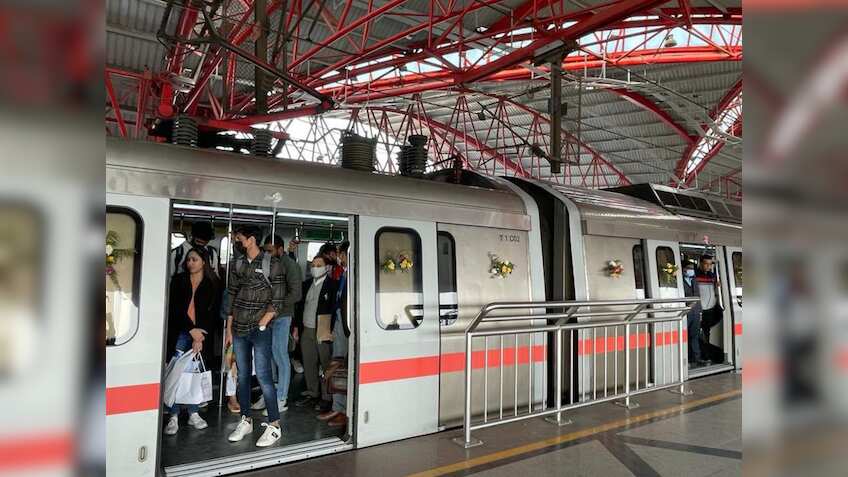 दिल्ली मेट्रो ने पैसेंजर्स ट्रैवल के मामले में बनाया ये नया रिकॉर्ड, कोरोना के बाद पहली बार हुआ ऐसा