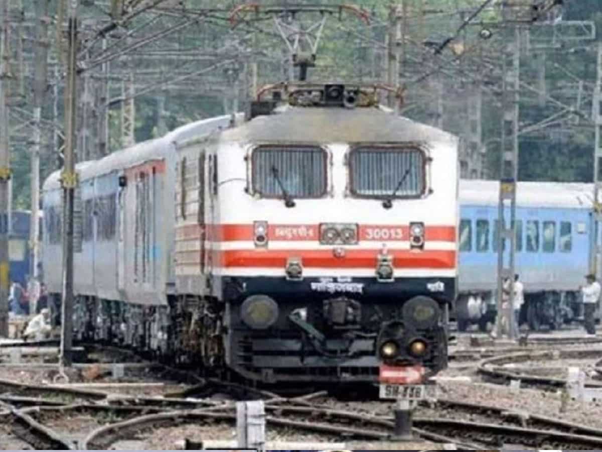 फेस्टिव सीजन से पहले यात्रियों को झटका, अगले डेढ़ महीने तक यूपी-बिहार की 66 ट्रेनों को रूट्स डायवर्ट, चेक करें लिस्ट