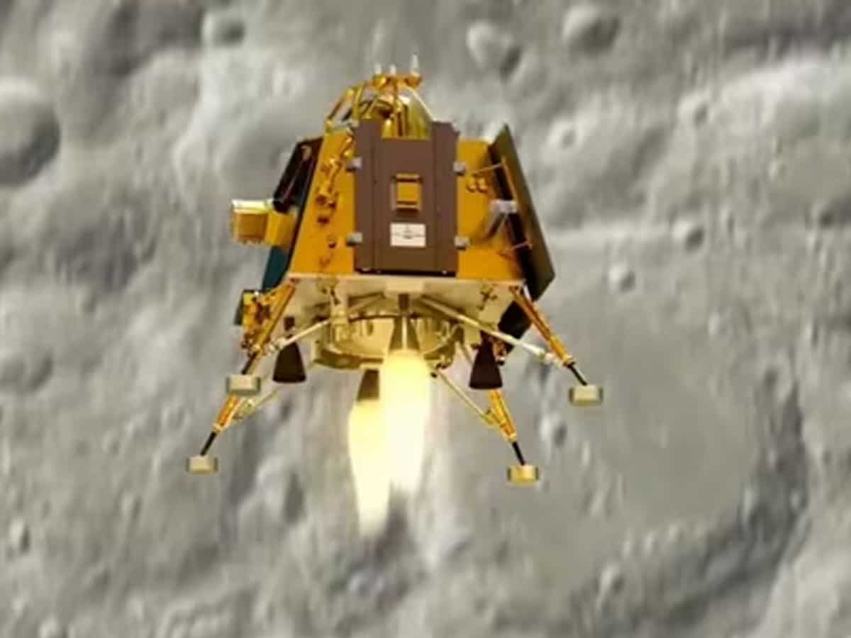 Chandrayaan 3: चांद की सतह पर विक्रम लैंडर ने दोबारा की सॉफ्ट लैंडिंग, टारगेट से निकला आगे, सफल हुआ ये एक्सपेरिमेंट
