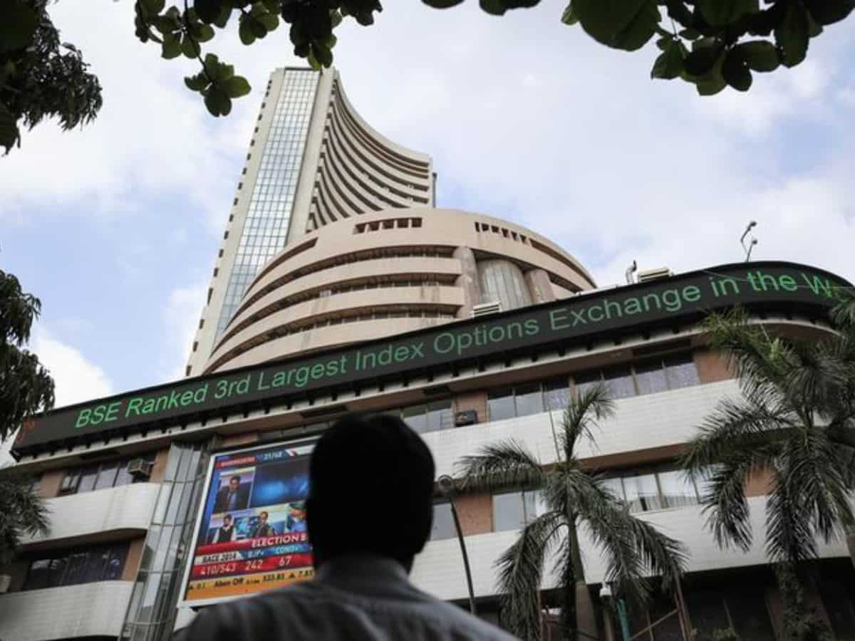 Stock Market: बाजार ने लगाया तेजी का चौका; सेंसेक्स 100 अंक चढ़कर बंद, Tata Consumer 4% उछला