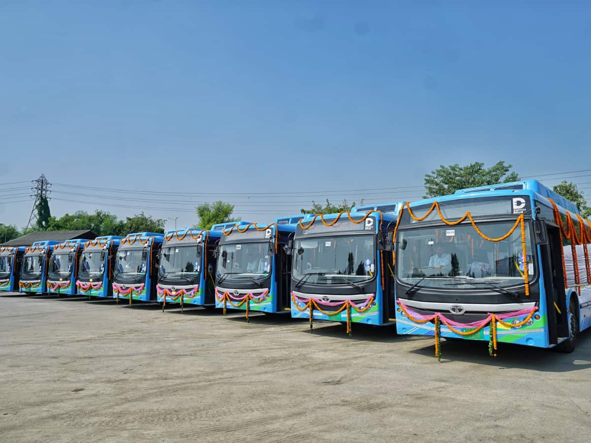 दिल्ली में पॉल्यूशन होगा और भी कम! केजरीवाल सरकार ने जोड़ी 400 इलेक्ट्रिक बस, ये है फ्यूचर प्लान