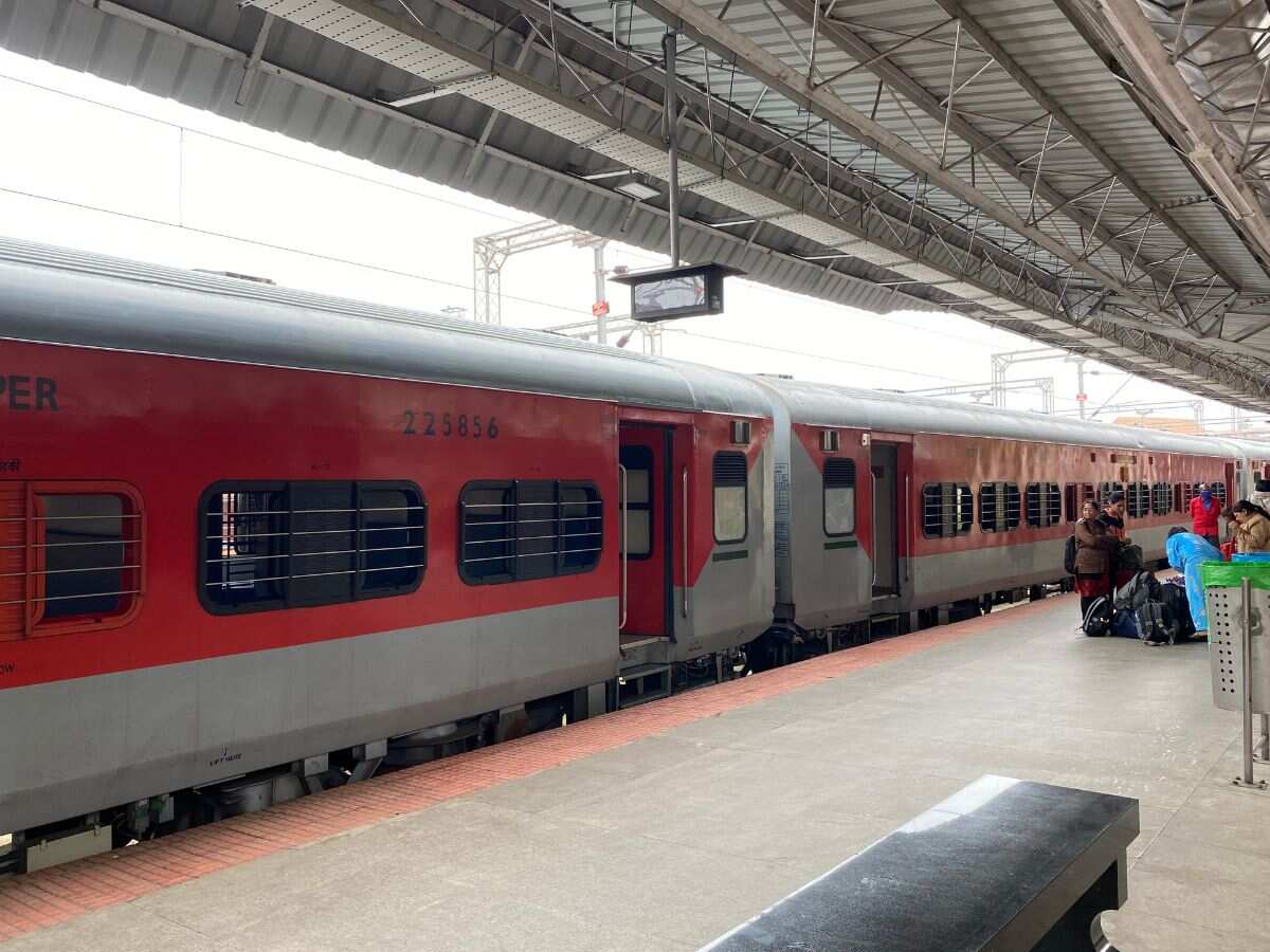 Train Cancel List: बनारस, लखनऊ सहित इन शहरों में जाने वाले पैसेंजर्स की बढ़ी मुश्किलें, कैंसिल हो गई ये 70 ट्रेनें