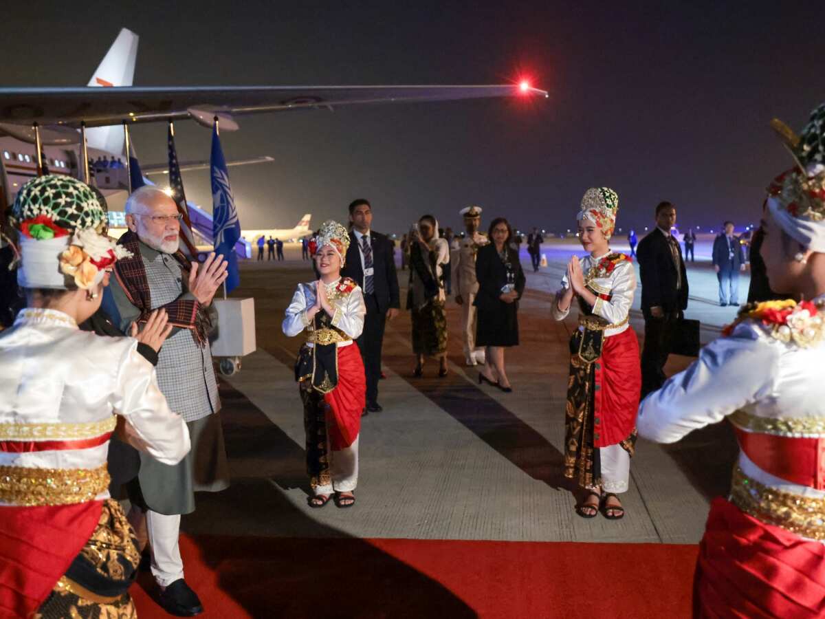 ASEAN-Indian summit: पीएम मोदी पहुंचे इं‍डोनेशिया, जकार्ता एयरपोर्ट पर हुआ भव्‍य स्‍वागत