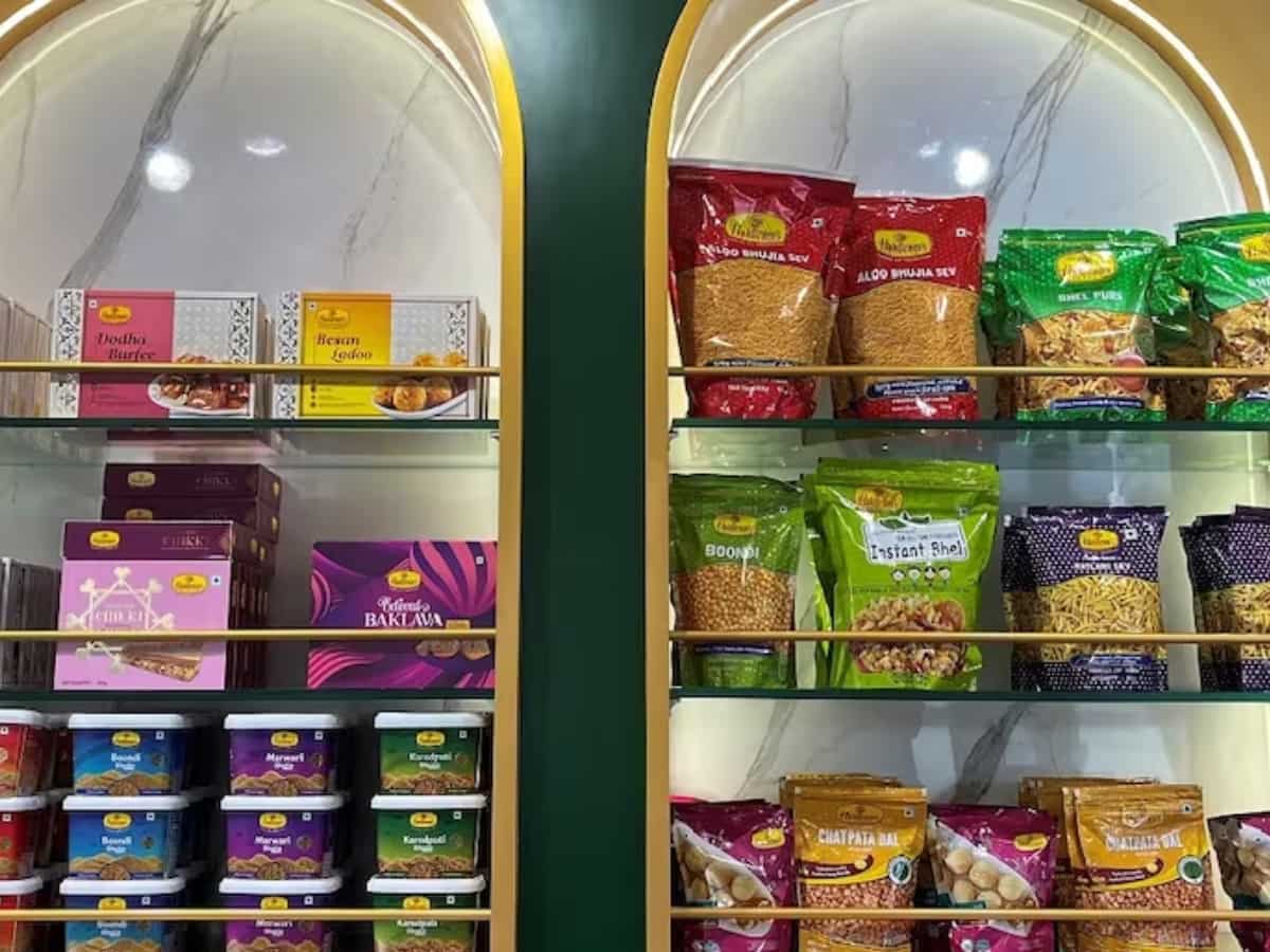 पोर्टफोलियो में है Tata Group के इस कंपनी का स्टॉक? हल्दीराम डील पर बयान आने के बाद टूटा 2%, जानें डीटेल्स